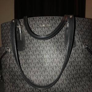 tech friendly,multiple pockets, great for travel